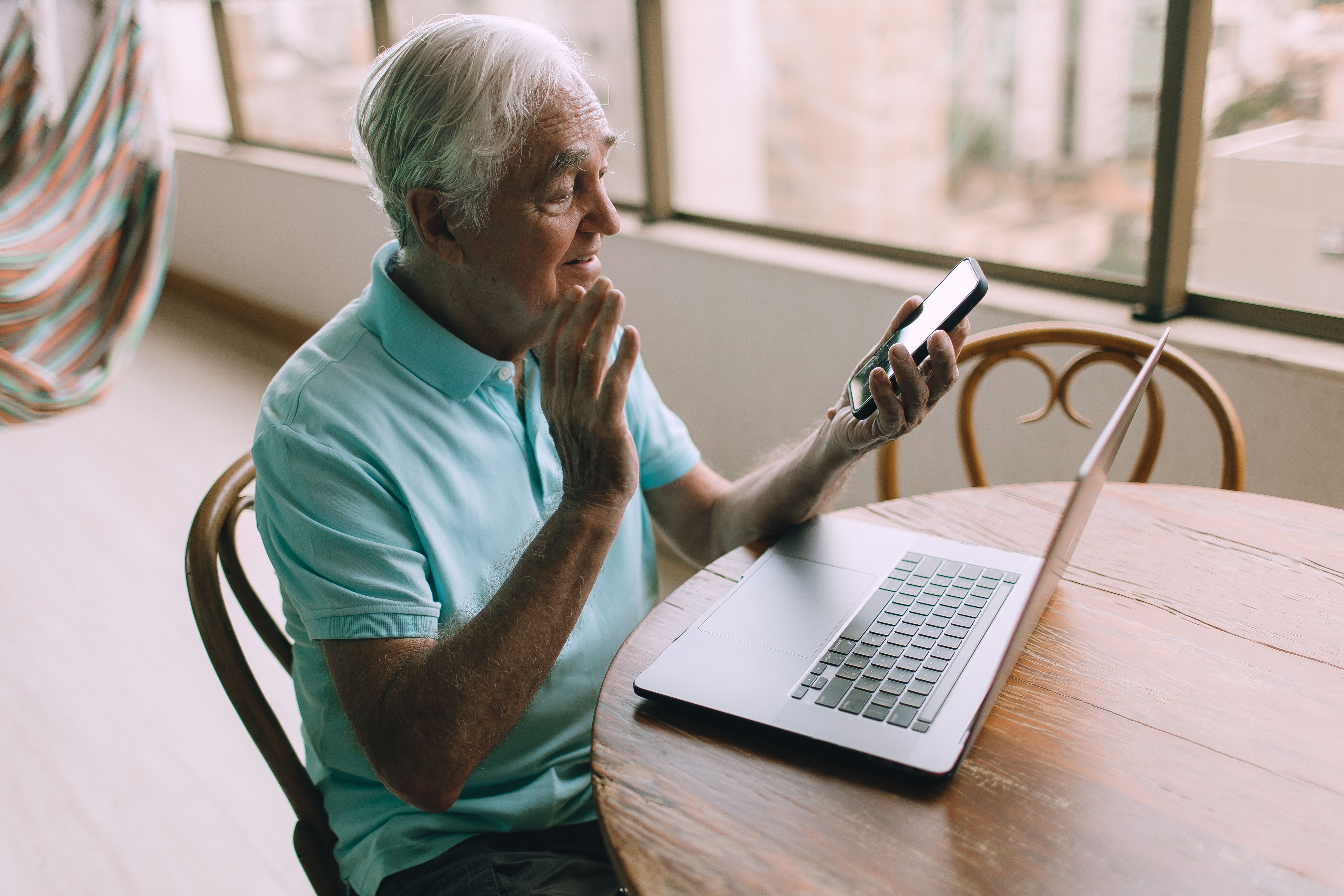 Senior au téléphone